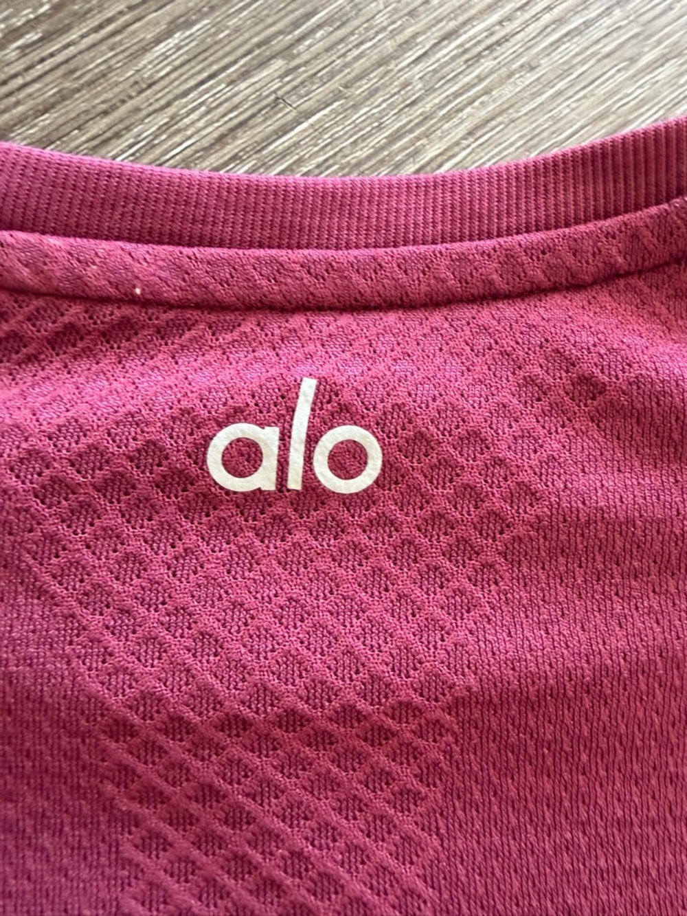 ALO Yoga Men's Short Sleeve Tee - Maroon - Picture 7 of 7